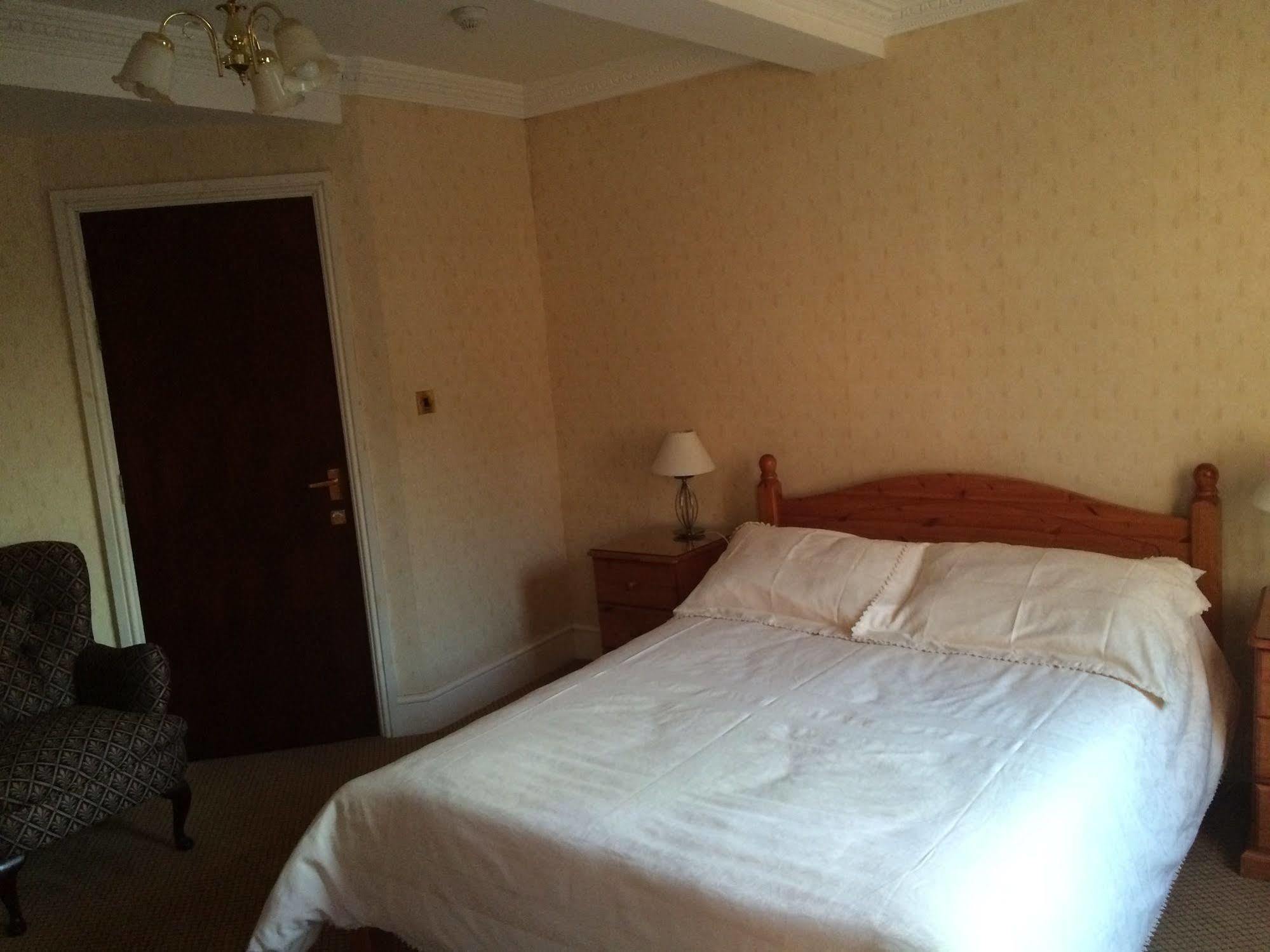 Half Moon Hotel Alford  Εξωτερικό φωτογραφία
