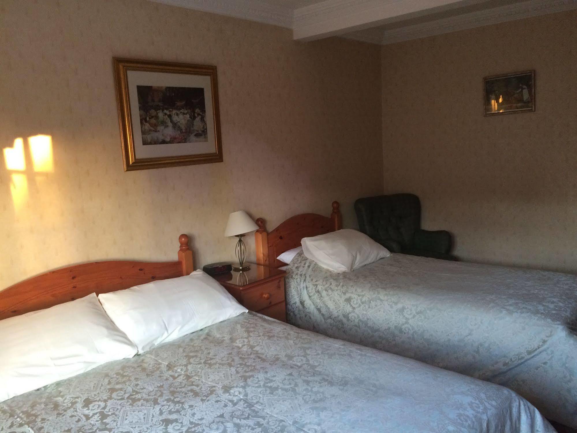 Half Moon Hotel Alford  Εξωτερικό φωτογραφία