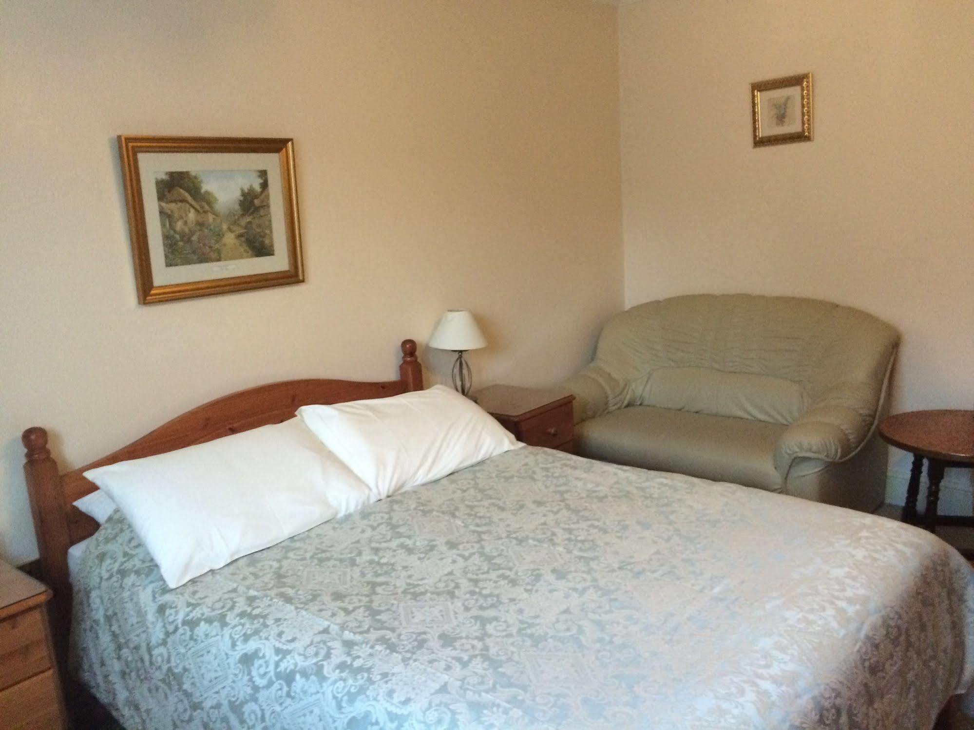 Half Moon Hotel Alford  Εξωτερικό φωτογραφία