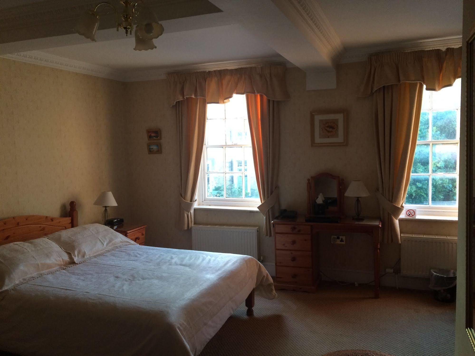 Half Moon Hotel Alford  Εξωτερικό φωτογραφία