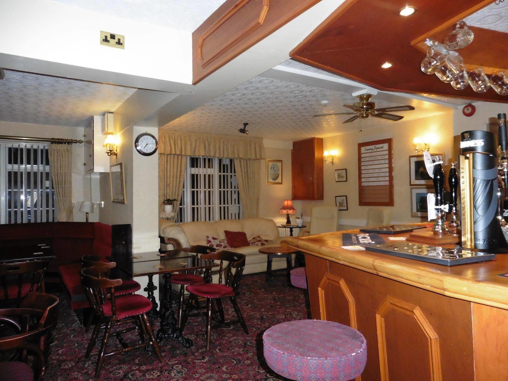 Half Moon Hotel Alford  Εξωτερικό φωτογραφία